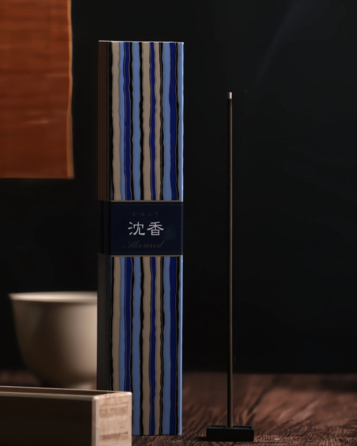 Bastoncini artigianali di incenso giapponese naturale senza bambù con supporto in ceramica - Nippon Kodo Kayuragi - Io Sono La Luce Roma - Fragranza Legno di Aloe