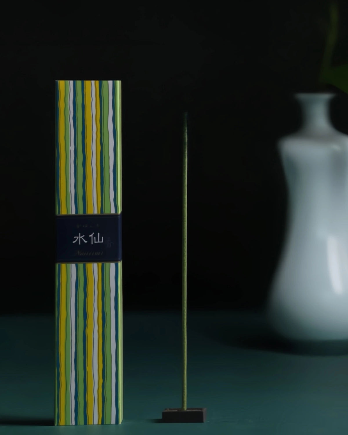 Bastoncini artigianali di incenso giapponese naturale senza bambù con supporto in ceramica - Nippon Kodo Kayuragi - Io Sono La Luce Roma - Fragranza Narciso