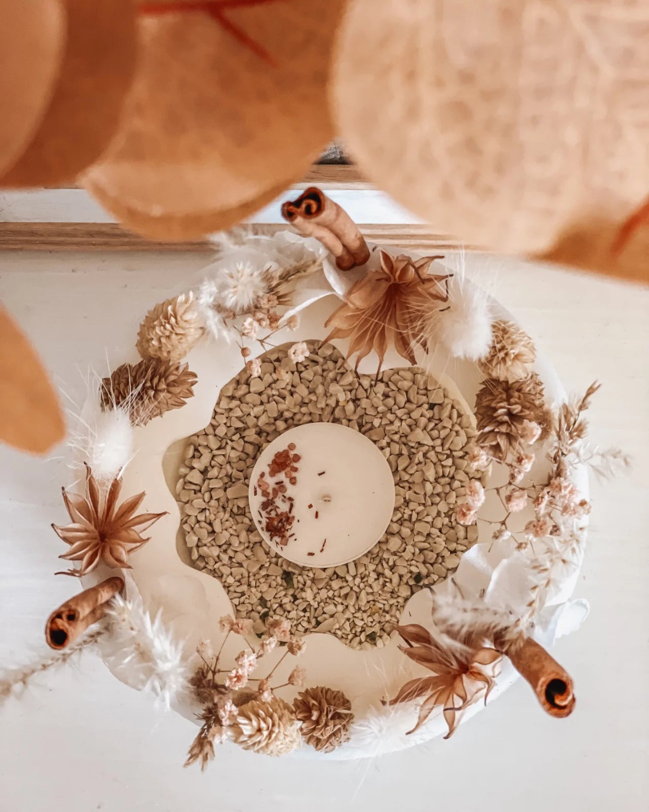 candela botanica komorebi in vaso di cera con bastoncini di cannella e fiori secchi | candele di design e d'arredo a Roma