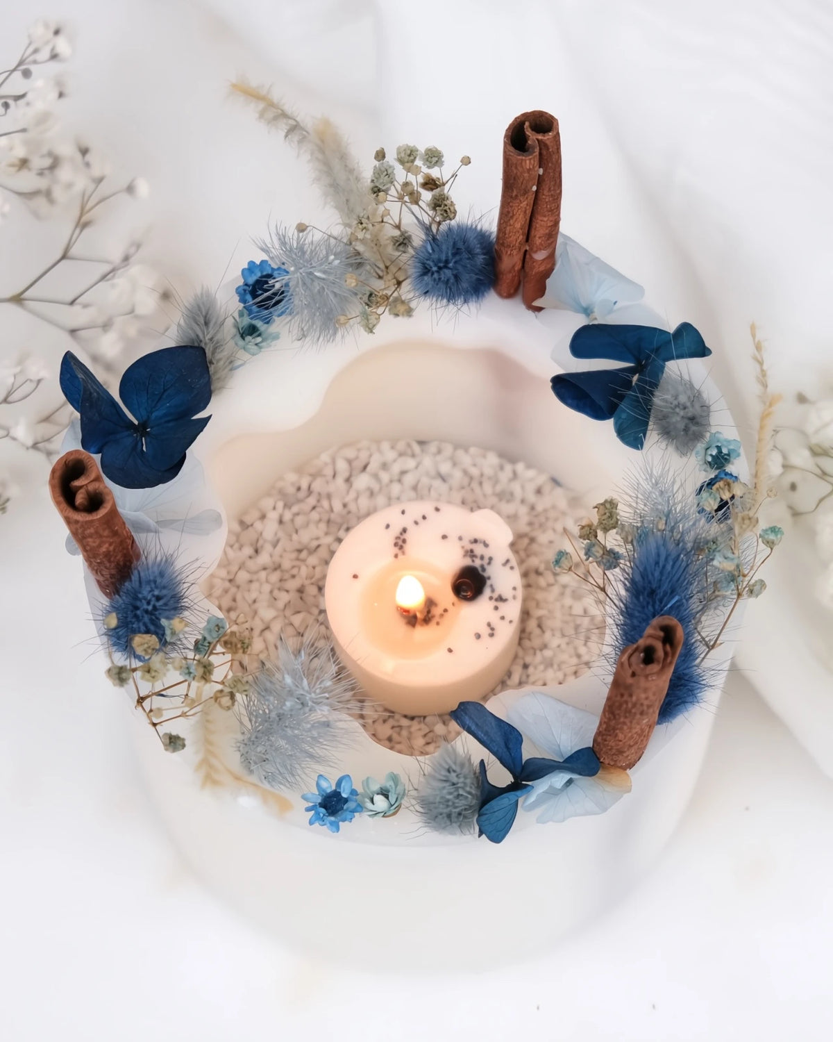 candela botanica komorebi in vaso di cera con bastoncini di cannella e fiori secchi | candele di design e d&#39;arredo a Roma | Colore bianco e blu
