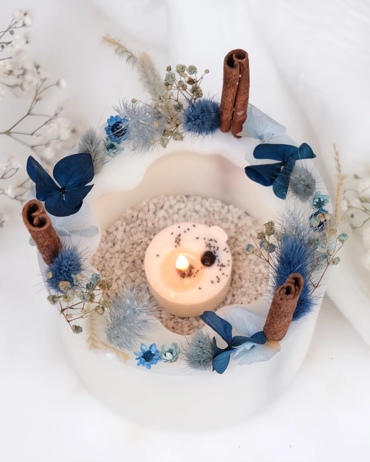 candela botanica komorebi in vaso di cera con bastoncini di cannella e fiori secchi | candele di design e d'arredo a Roma | Colore bianco e blu
