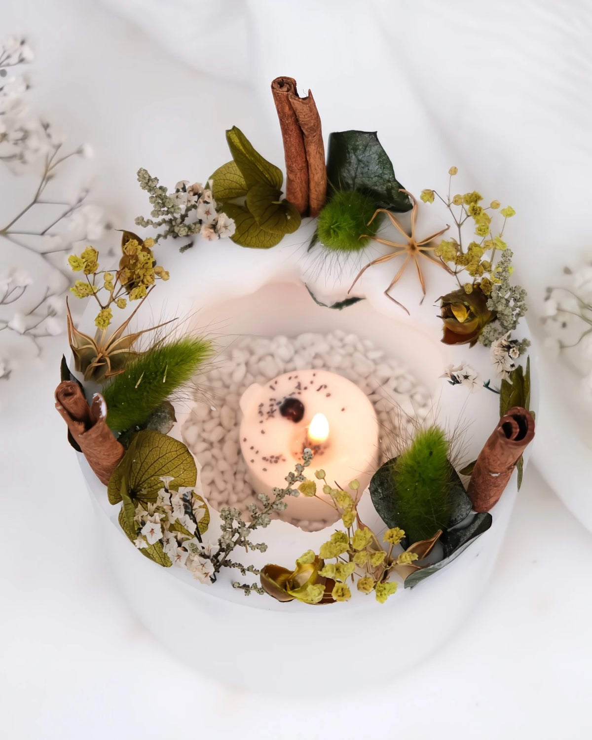 candela botanica komorebi in vaso di cera con bastoncini di cannella e fiori secchi | candele di design e d&#39;arredo a Roma | Colore bianco e verde salvia