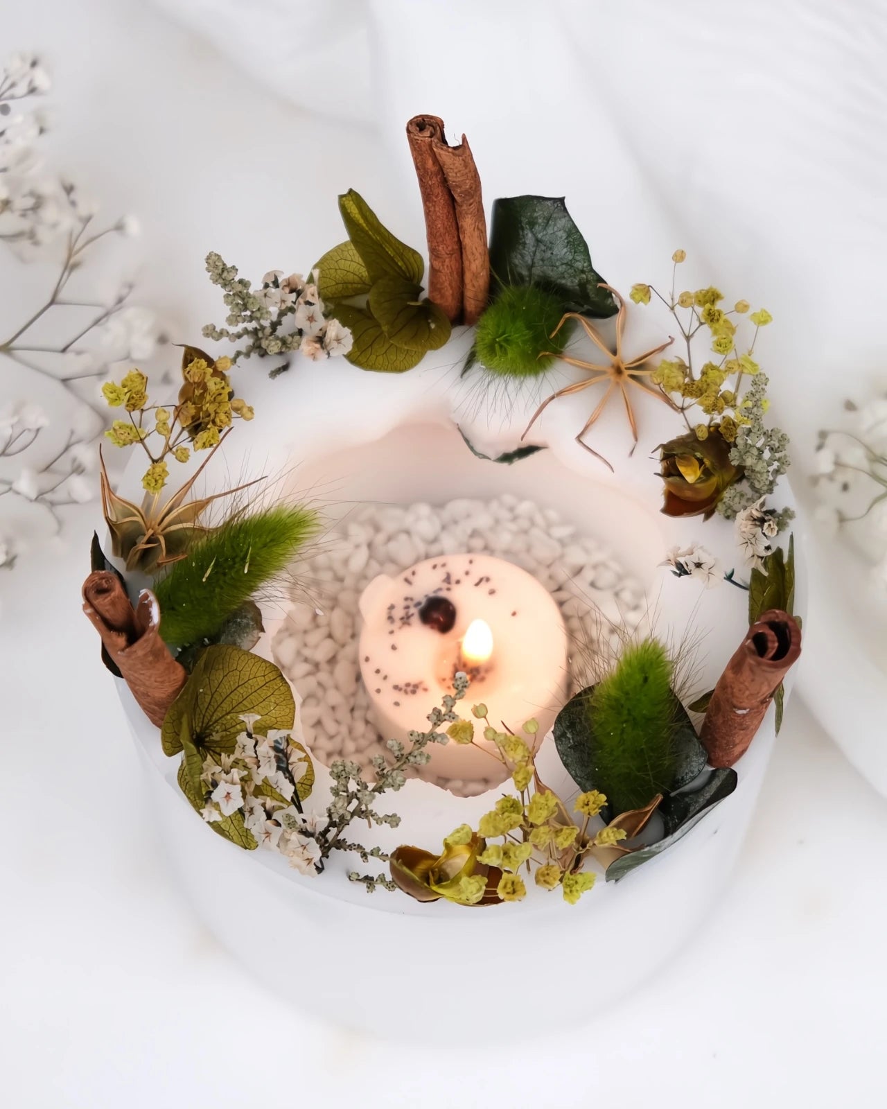 candela botanica komorebi in vaso di cera con bastoncini di cannella e fiori secchi | candele di design e d'arredo a Roma | Colore bianco e verde salvia