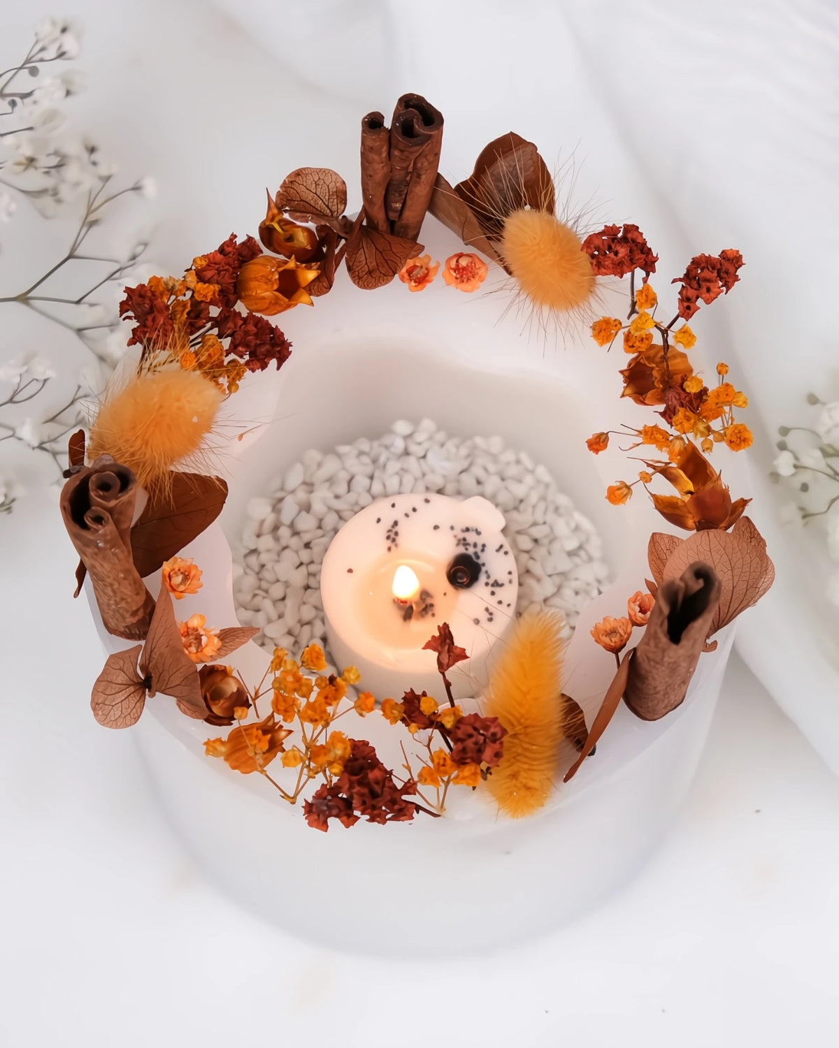 candela botanica komorebi in vaso di cera con bastoncini di cannella e fiori secchi | candele di design e d&#39;arredo a Roma | Colore bianco e arancione