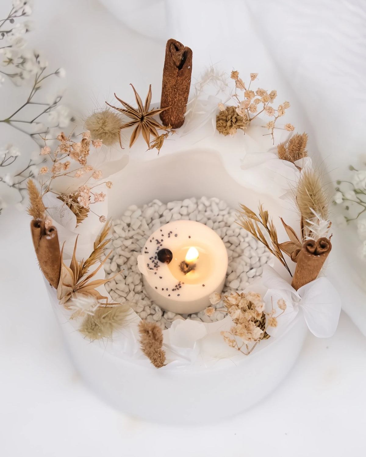 candela botanica komorebi in vaso di cera con bastoncini di cannella e fiori secchi | candele di design e d&#39;arredo a Roma | Colore bianco e nude