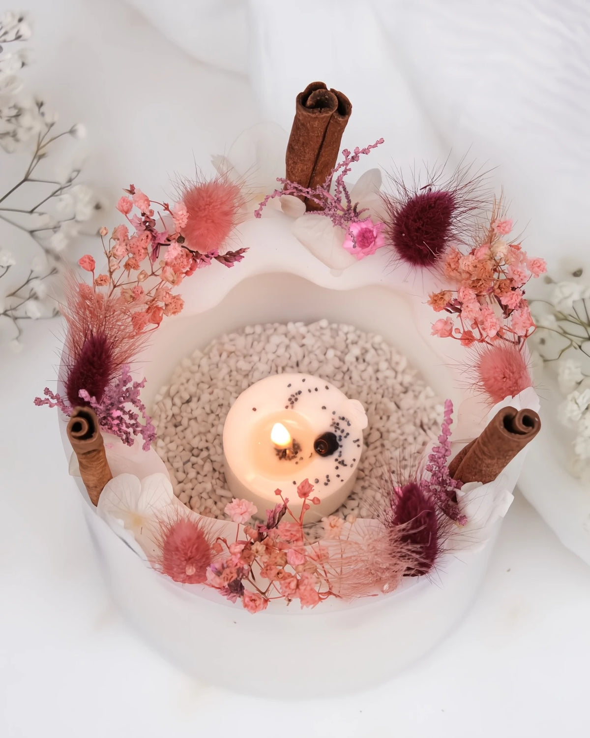 candela botanica komorebi in vaso di cera con bastoncini di cannella e fiori secchi | candele di design e d&#39;arredo a Roma | Colore bianco e rosa pop