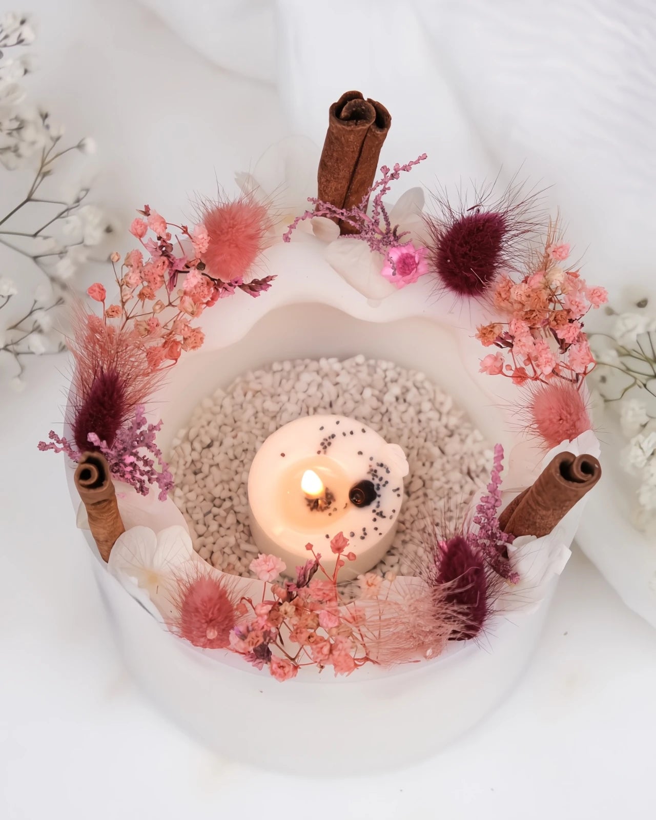 candela botanica komorebi in vaso di cera con bastoncini di cannella e fiori secchi | candele di design e d'arredo a Roma | Colore bianco e rosa pop