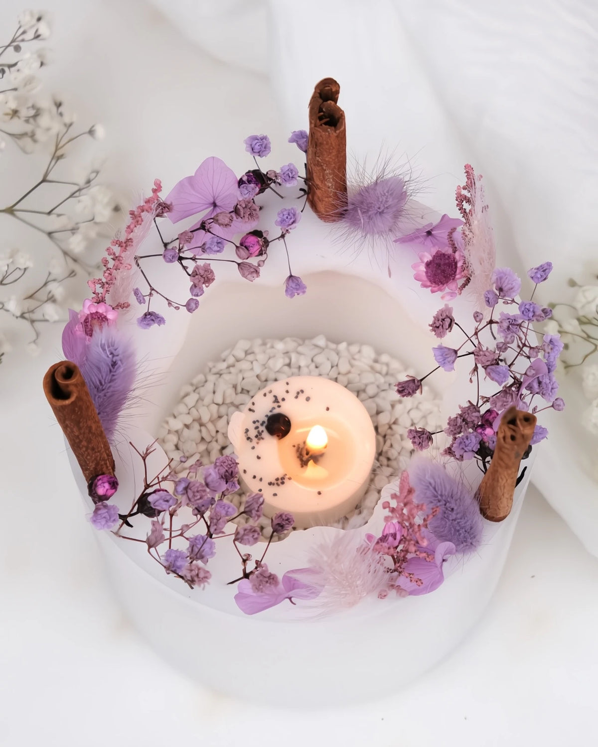 candela botanica komorebi in vaso di cera con bastoncini di cannella e fiori secchi | candele di design e d&#39;arredo a Roma | Colore bianco e lilla