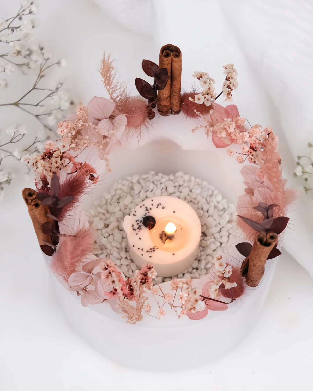 candela botanica komorebi in vaso di cera con bastoncini di cannella e fiori secchi | candele di design e d&#39;arredo a Roma | Colore bianco e rosa cipria