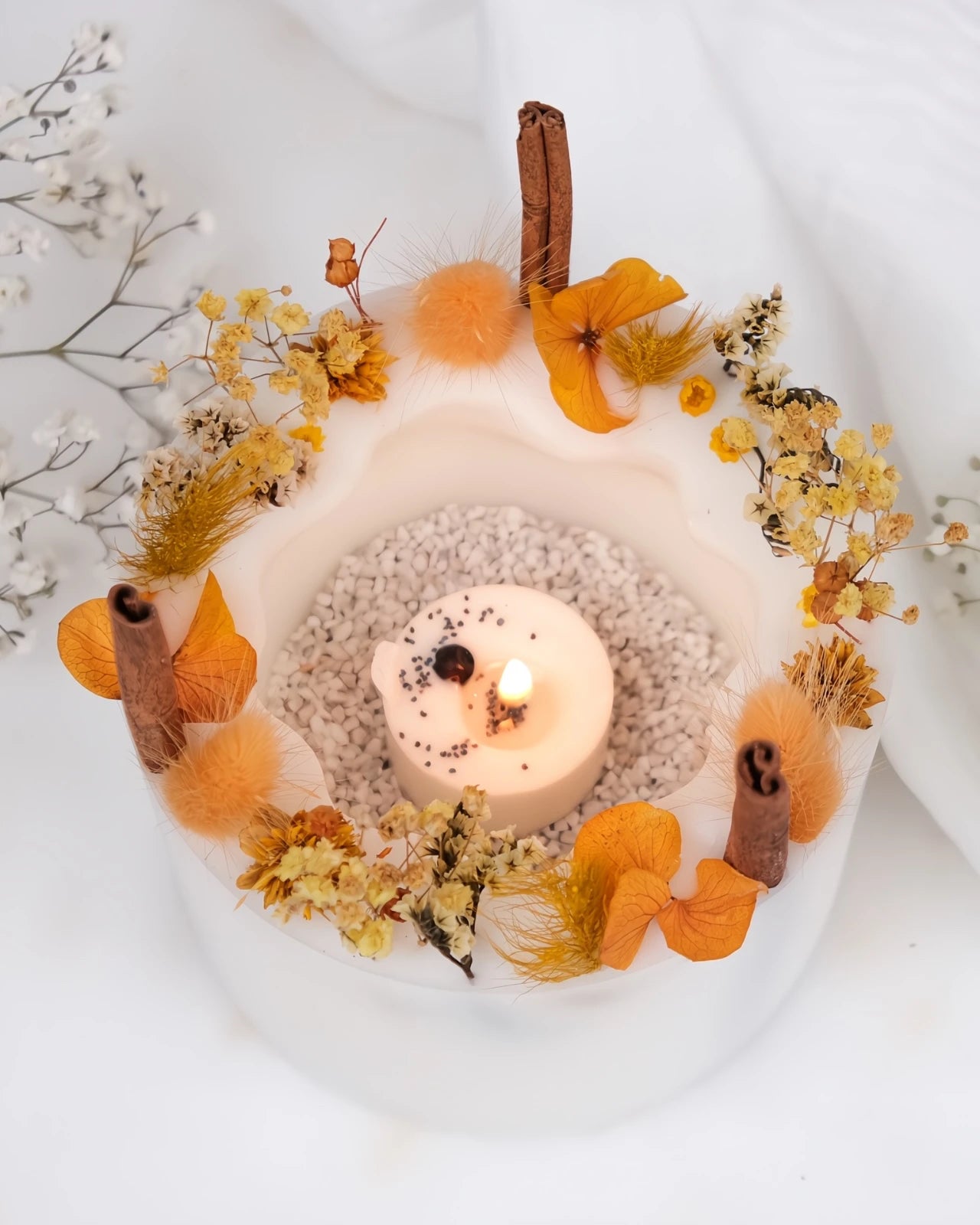 candela botanica komorebi in vaso di cera con bastoncini di cannella e fiori secchi | candele di design e d'arredo a Roma | Colore bianco e giallo