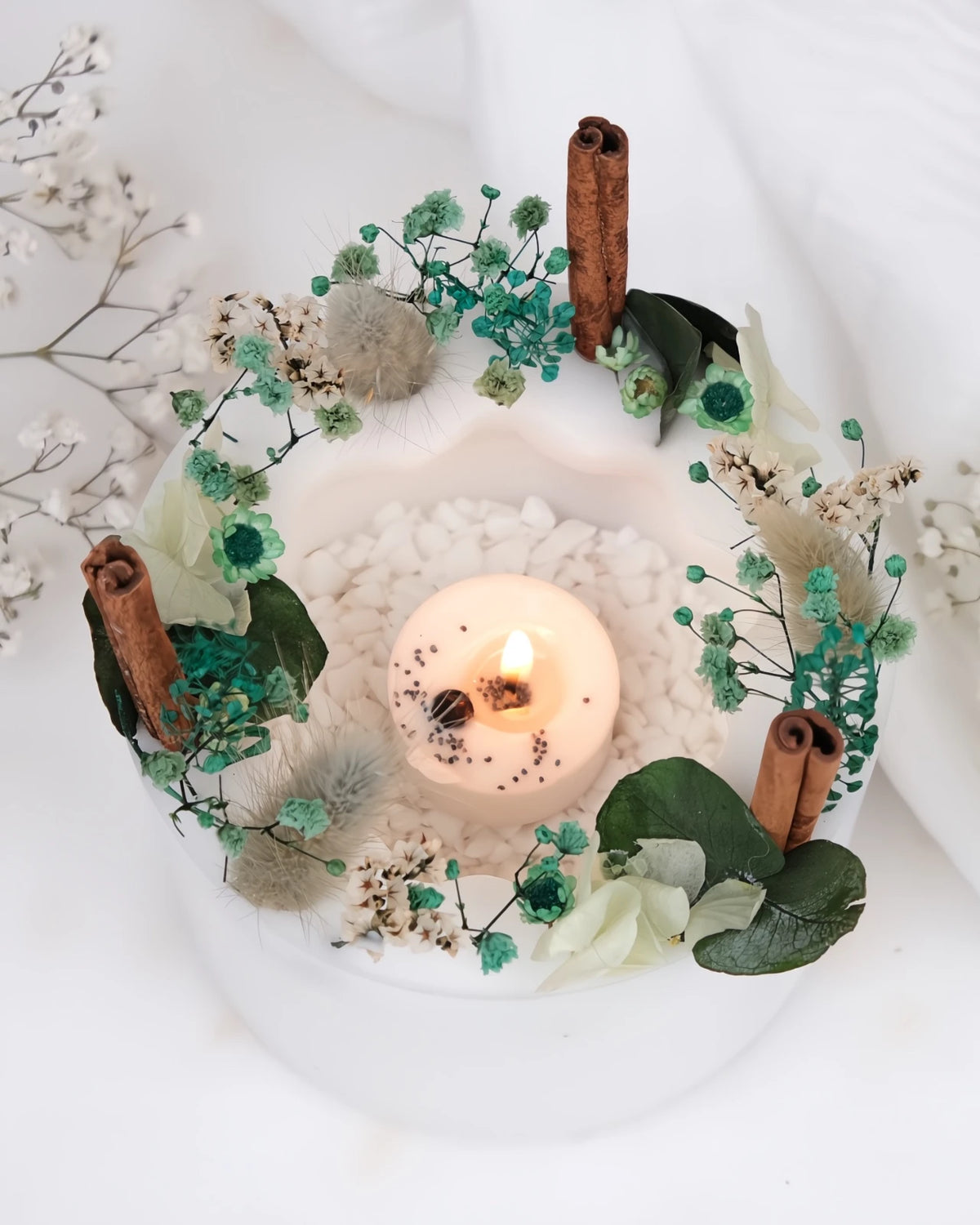 candela botanica komorebi in vaso di cera con bastoncini di cannella e fiori secchi | candele di design e d&#39;arredo a Roma | Colore bianco e verde acqua