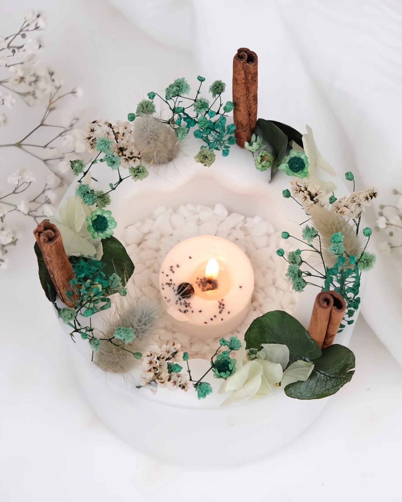 candela botanica komorebi in vaso di cera con bastoncini di cannella e fiori secchi | candele di design e d'arredo a Roma | Colore bianco e verde acqua