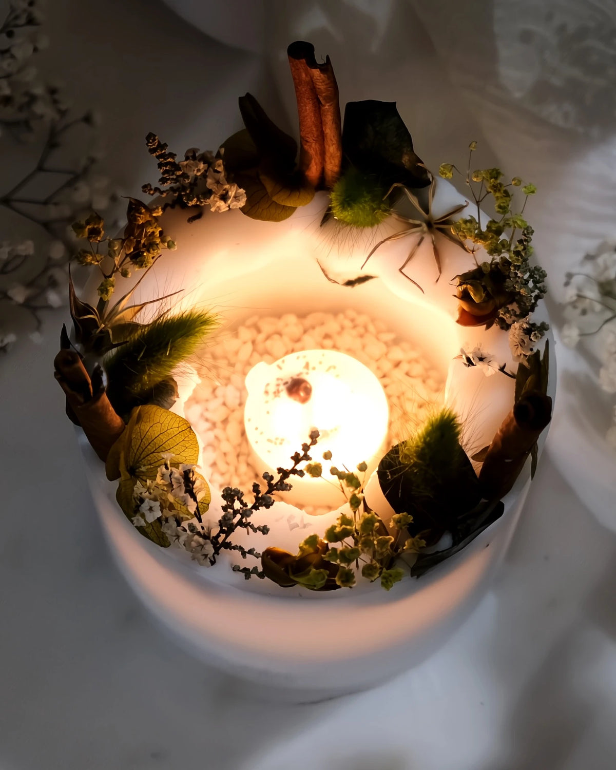 candela botanica komorebi in vaso di cera con bastoncini di cannella e fiori secchi | candele di design e d&#39;arredo a Roma