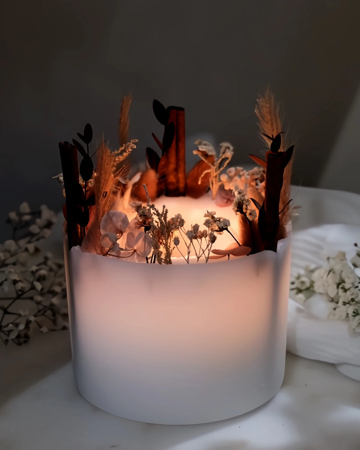 candela botanica komorebi in vaso di cera con bastoncini di cannella e fiori secchi | candele di design e d&#39;arredo a Roma
