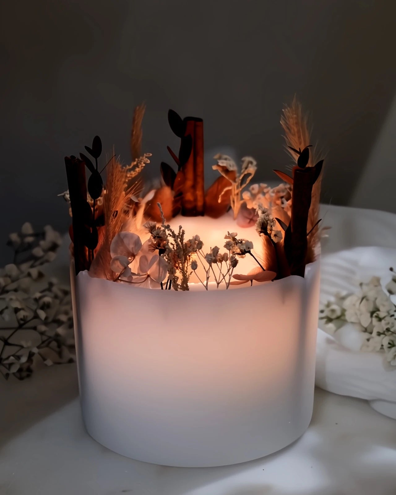 candela botanica komorebi in vaso di cera con bastoncini di cannella e fiori secchi | candele di design e d'arredo a Roma
