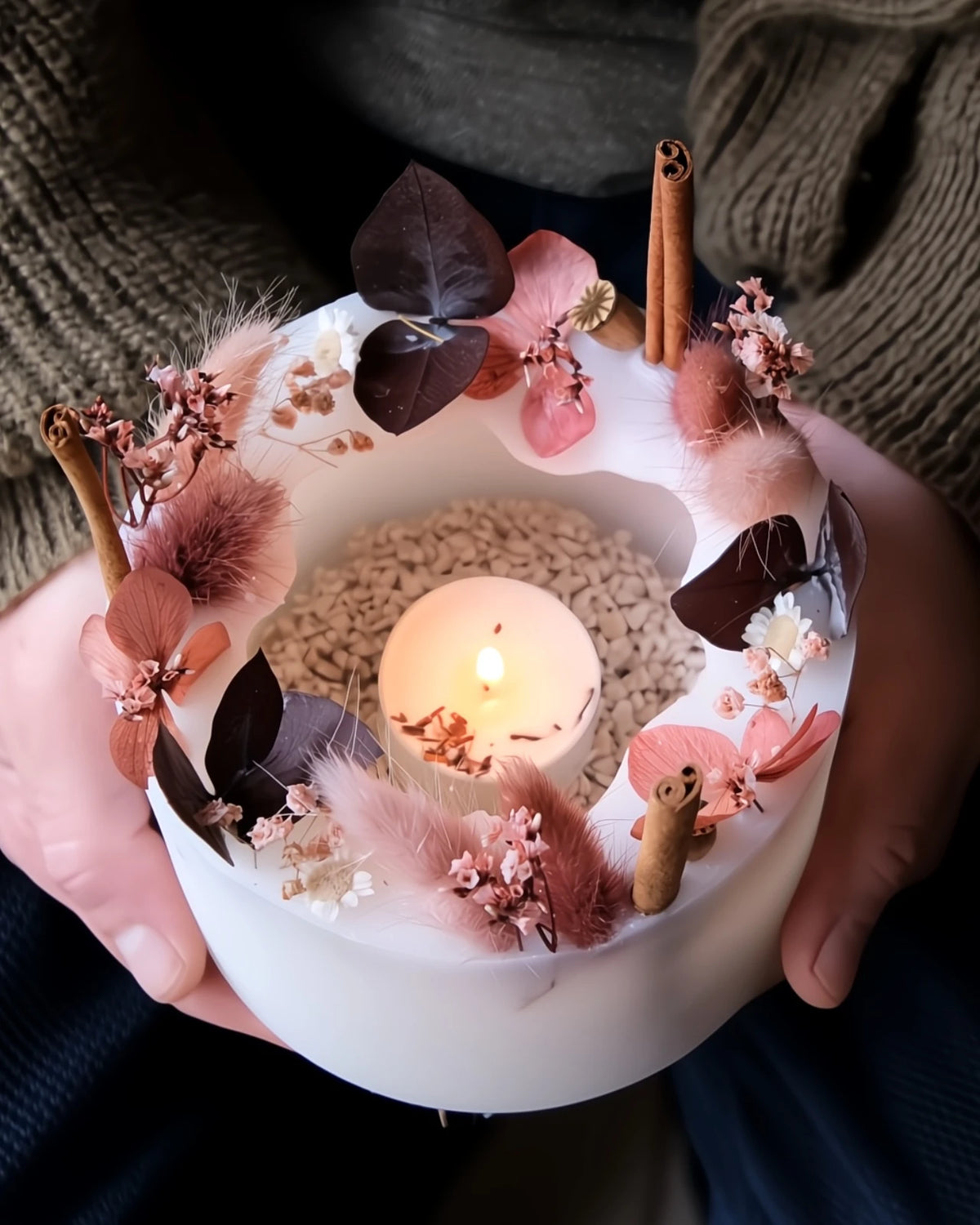 candela botanica komorebi in vaso di cera con bastoncini di cannella e fiori secchi | candele di design e d&#39;arredo a Roma