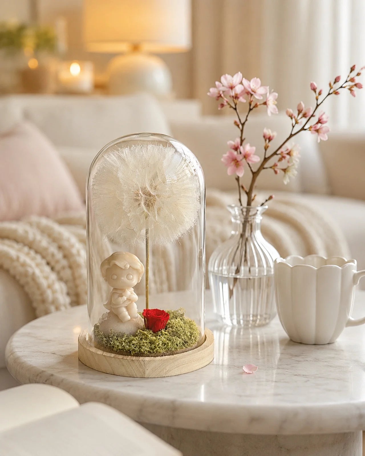 Composizione botanica in campana di vetro e base di legno con Piccolo Principe, soffione Tragopogon maxi e rosa rossa stabilizzata — L'Essentiel, Io Sono La Luce.