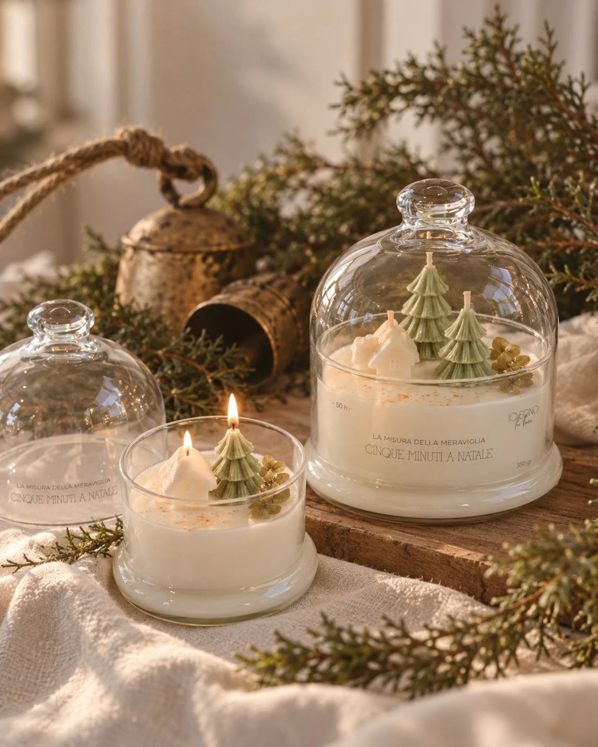 Candela botanica profumata natalizia con mini villaggio di natale ( alberello e casetta in cera ) | Disponibile in due formati - Fragranza Cinque Minuti a Natale | Cera di Soia 