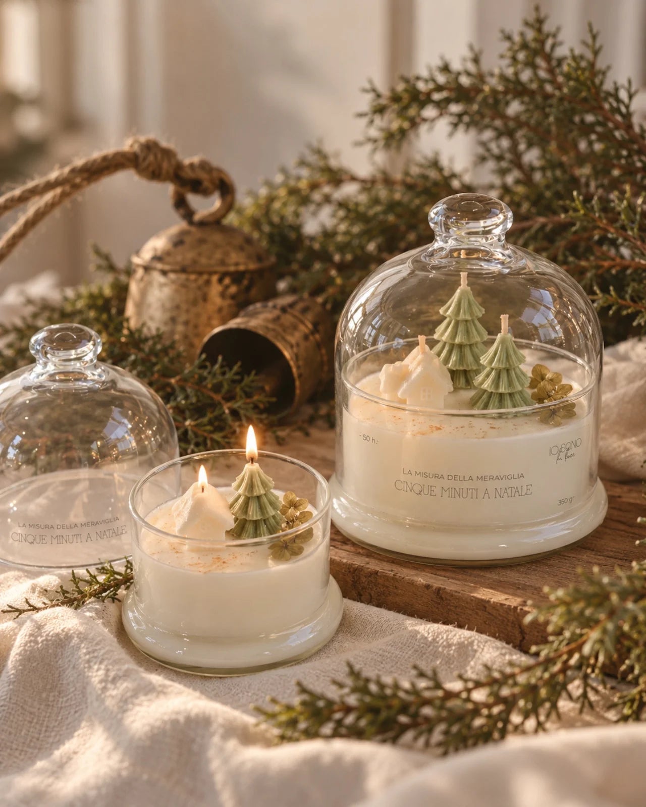 Candela botanica profumata natalizia con mini villaggio di natale ( alberello e casetta in cera ) | Disponibile in due formati - Fragranza Cinque Minuti a Natale | Cera di Soia 
