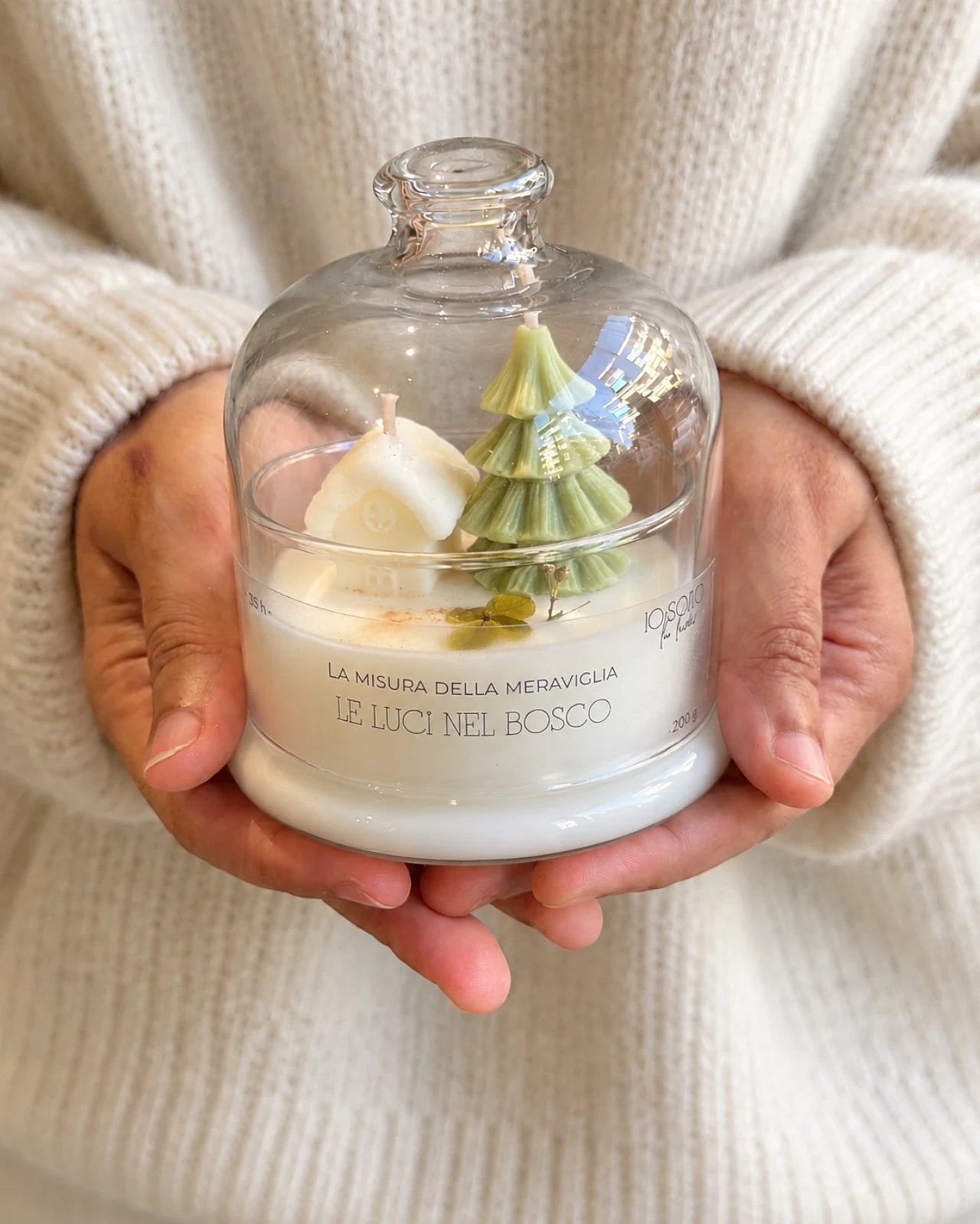 Candela botanica profumata natalizia con mini villaggio di natale ( alberello e casetta in cera ) | Cera di Soia - Fragranza Le Luci Nel Bosco formato 200 gr colori Verde e Bianco