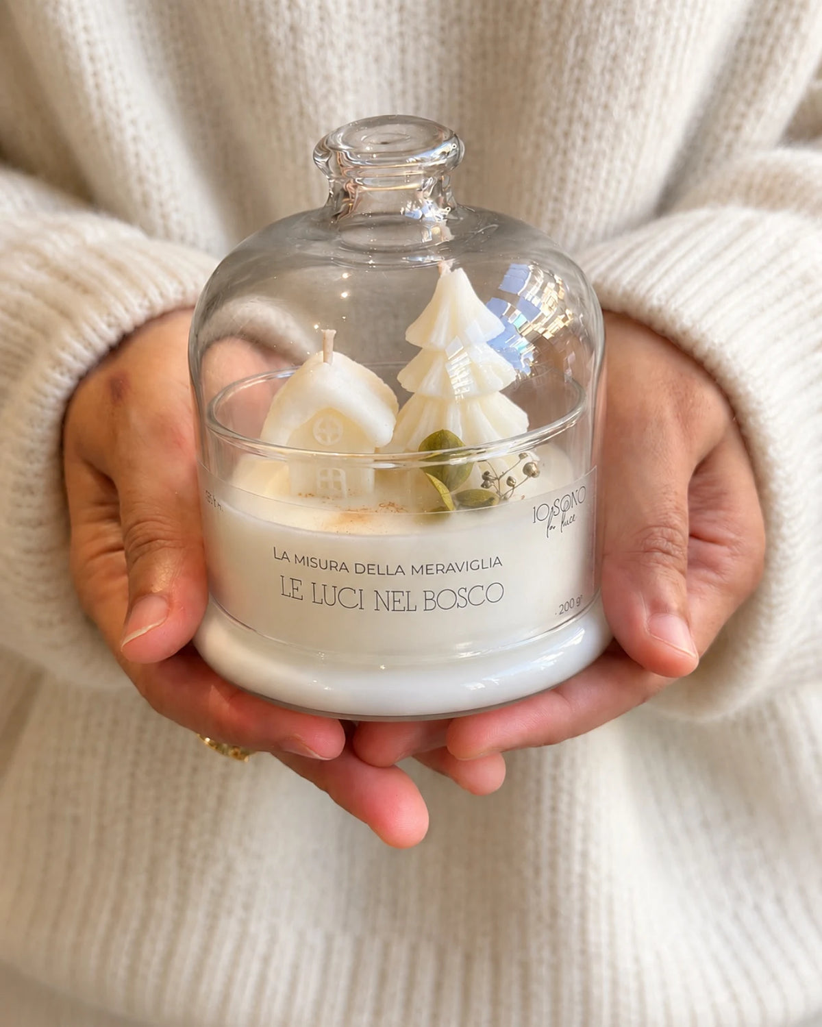 Candela botanica profumata natalizia con mini villaggio di natale ( alberello e casetta in cera ) | Cera di Soia - Fragranza Le Luci Nel Bosco formato 200 gr colore Bianco