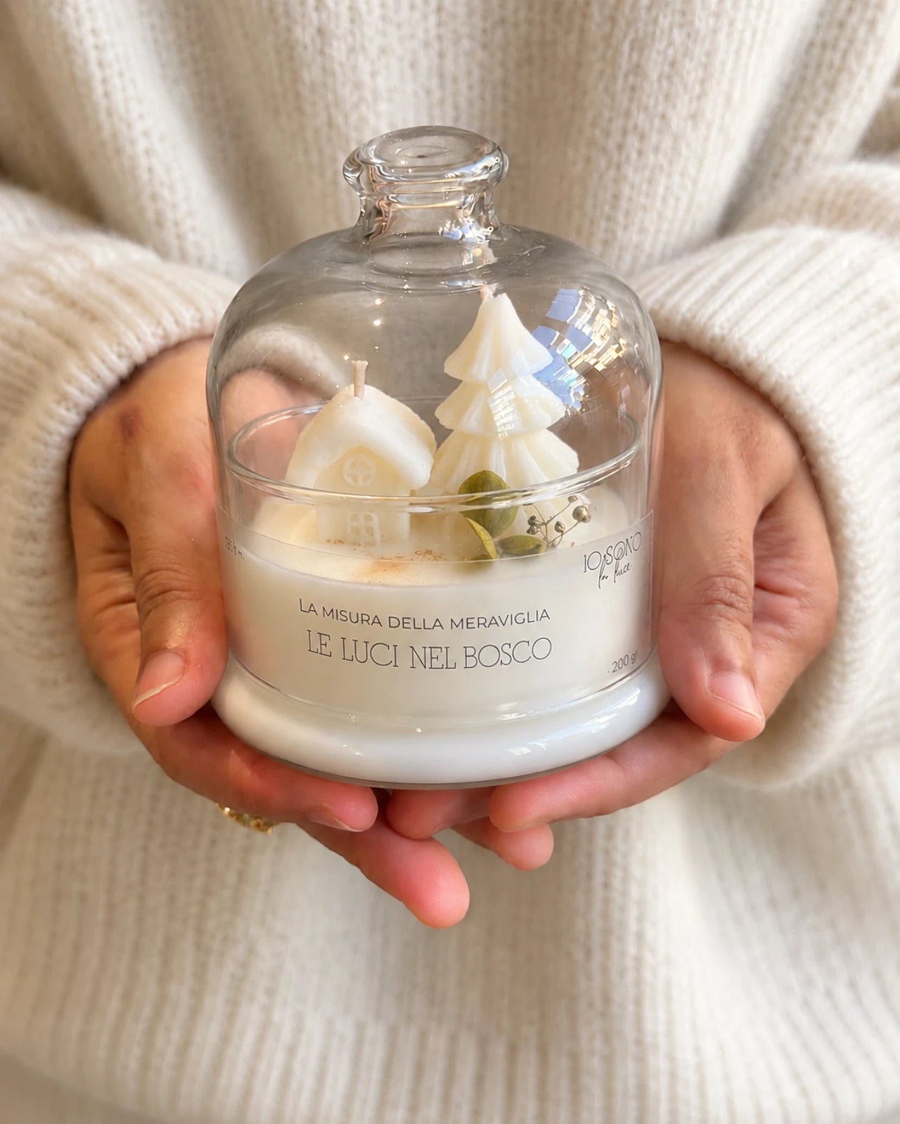 Candela botanica profumata natalizia con mini villaggio di natale ( alberello e casetta in cera ) | Cera di Soia - Fragranza Le Luci Nel Bosco formato 200 gr colore Bianco