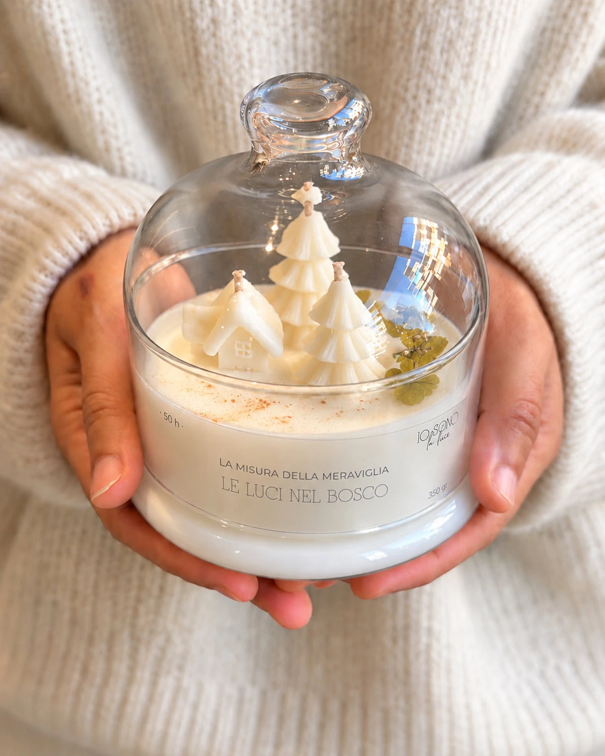 Candela botanica profumata natalizia con mini villaggio di natale ( alberello e casetta in cera ) | Cera di Soia - Fragranza Le Luci Nel Bosco formato 350 gr colore Bianco