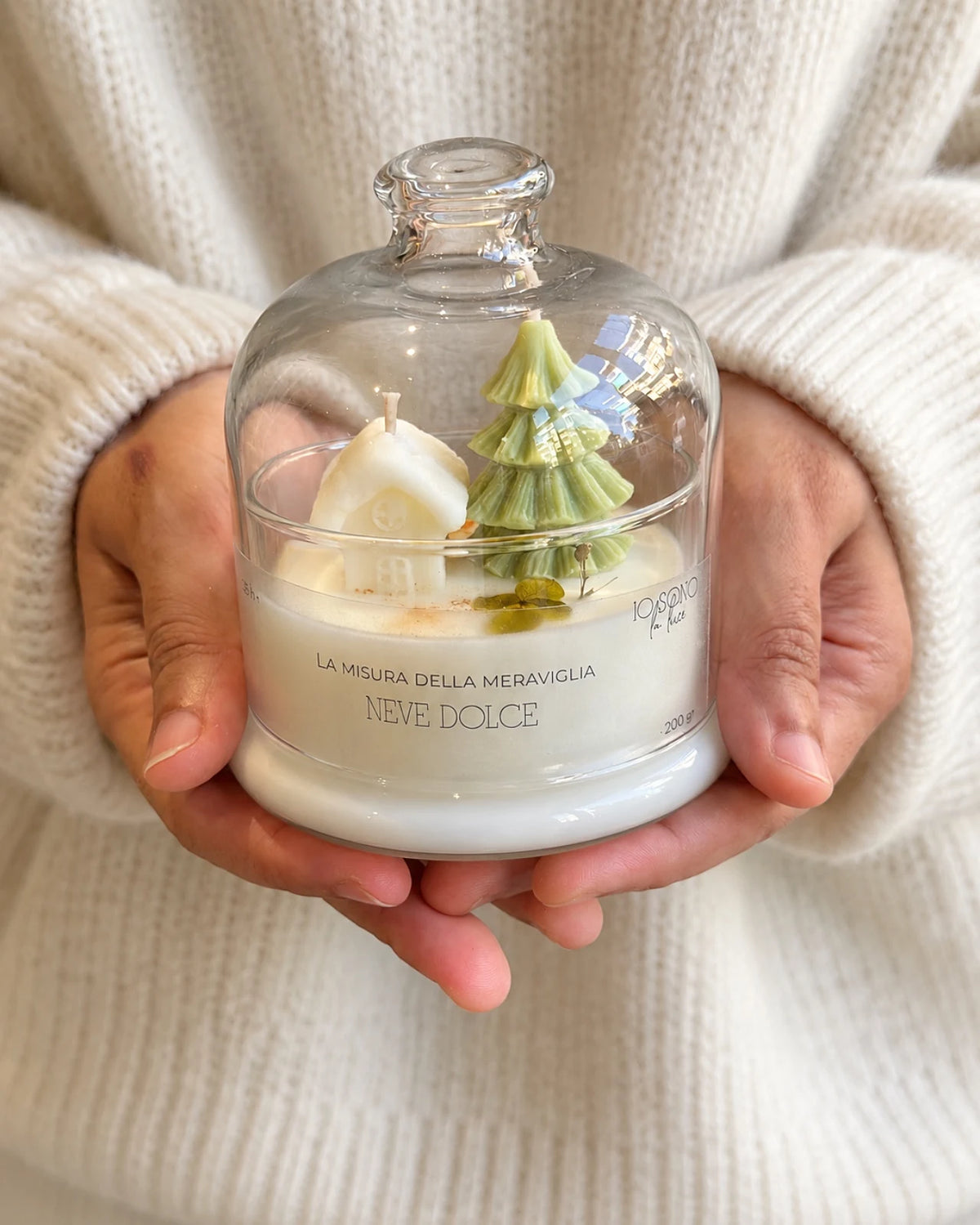 Candela botanica profumata natalizia con mini villaggio di natale ( alberello e casetta in cera ) | Cera di Soia - Fragranza Neve Dolce formato 200 gr colori Verde e Bianco