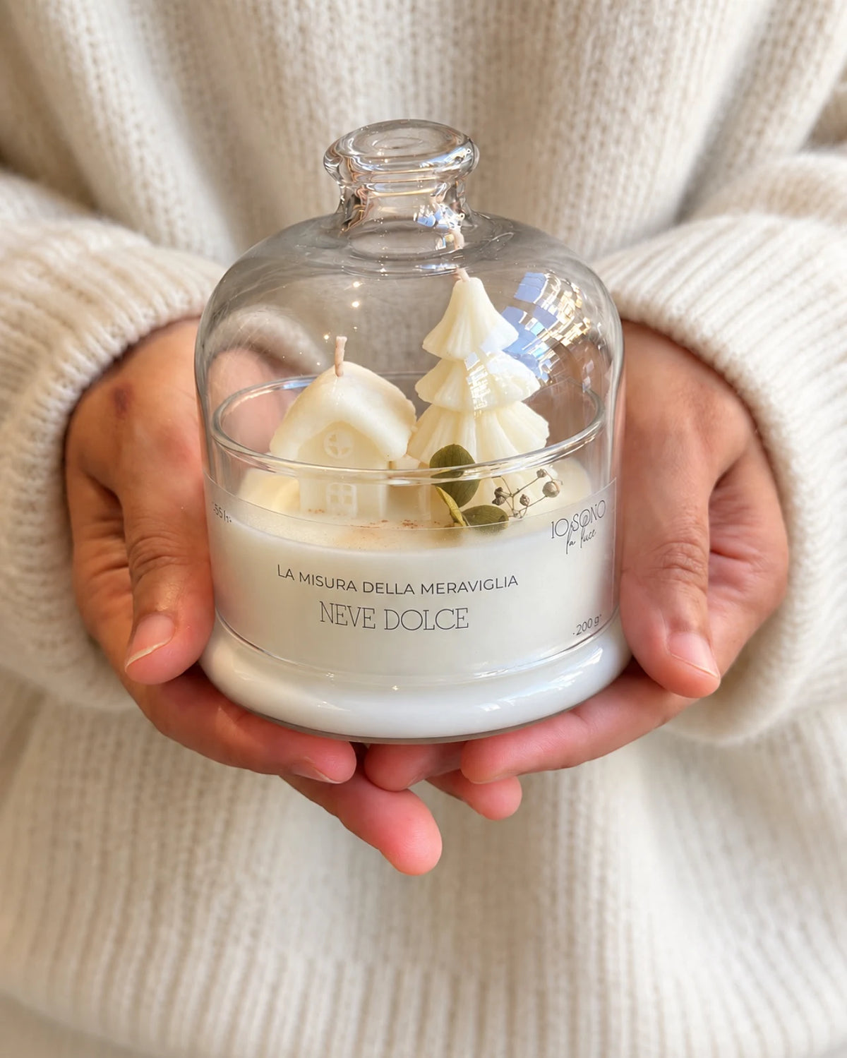 Candela botanica profumata natalizia con mini villaggio di natale ( alberello e casetta in cera ) | Cera di Soia - Fragranza Neve Dolce formato 200 gr colore Bianco