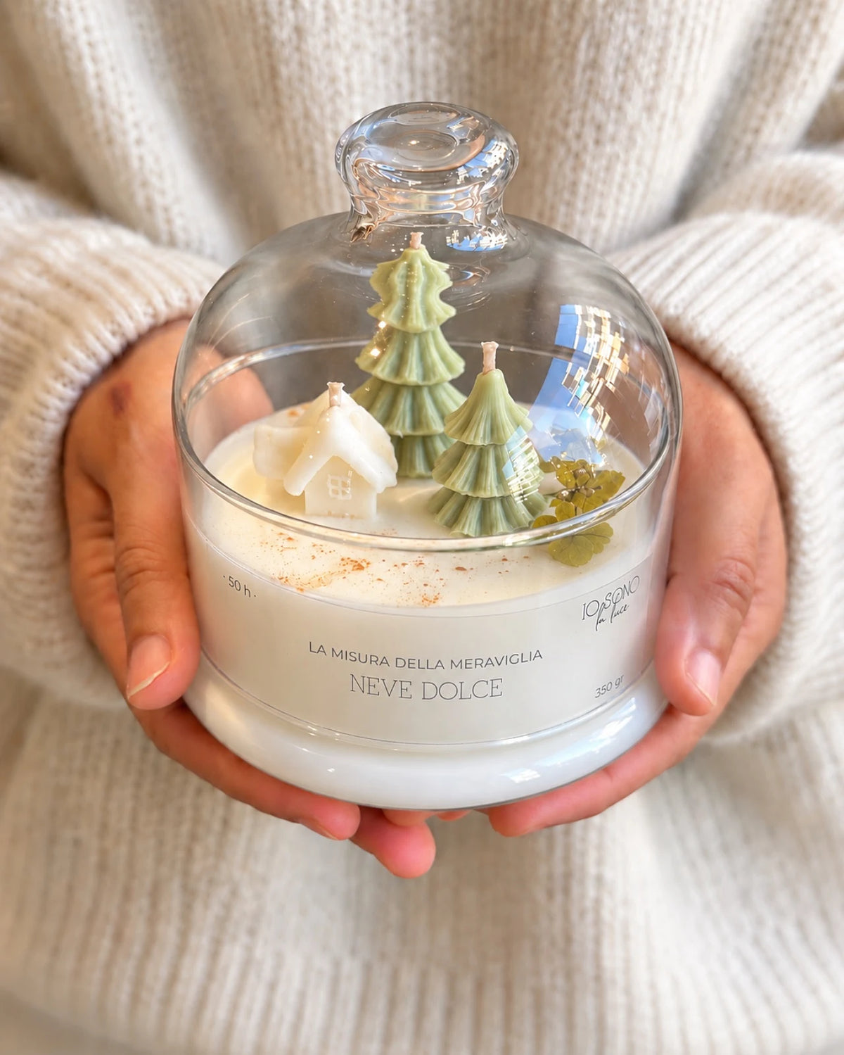 Candela botanica profumata natalizia con mini villaggio di natale ( alberello e casetta in cera ) | Cera di Soia - Fragranza Neve Dolce formato 350 gr colori Verde e Bianco