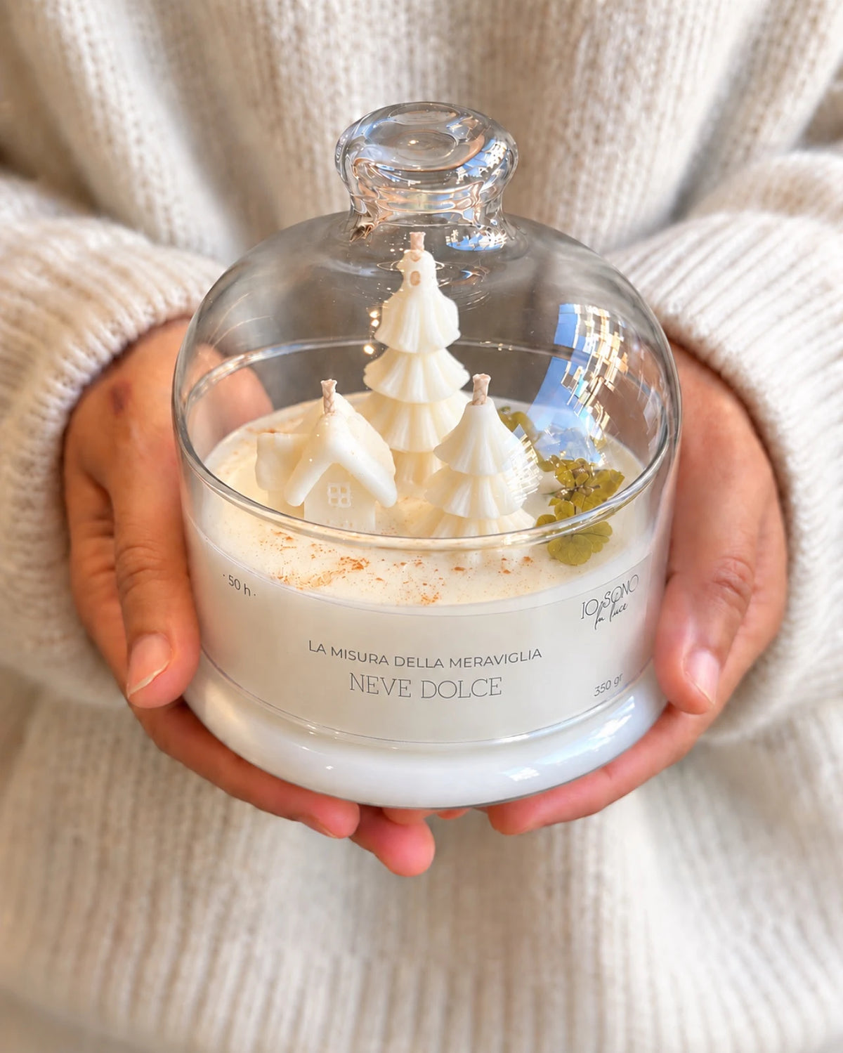 Candela botanica profumata natalizia con mini villaggio di natale ( alberello e casetta in cera ) | Cera di Soia - Fragranza Neve Dolce formato 350 gr colori Verde e Bianco
