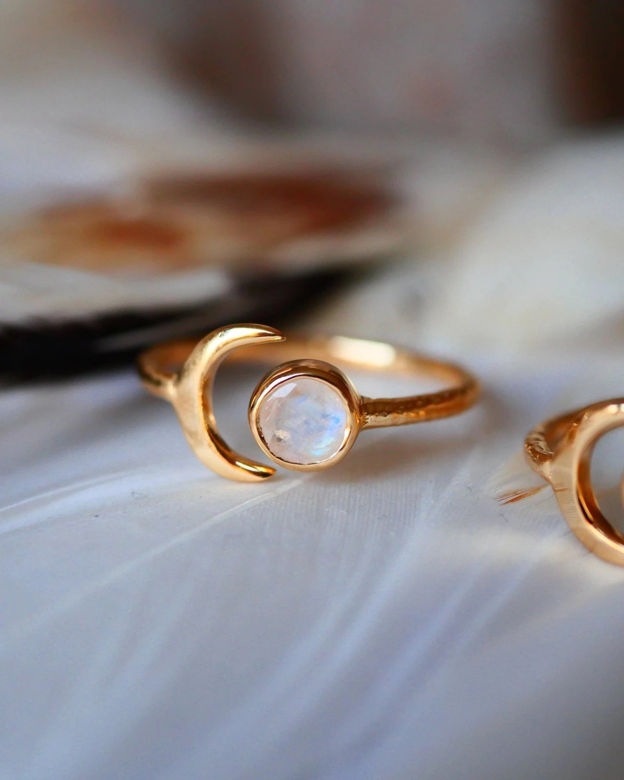 anello artigianale in ottone placcato oro 18 2 micron made in France con pietra naturale di luna arcobaleno ( labradorite bianca ) - Roma