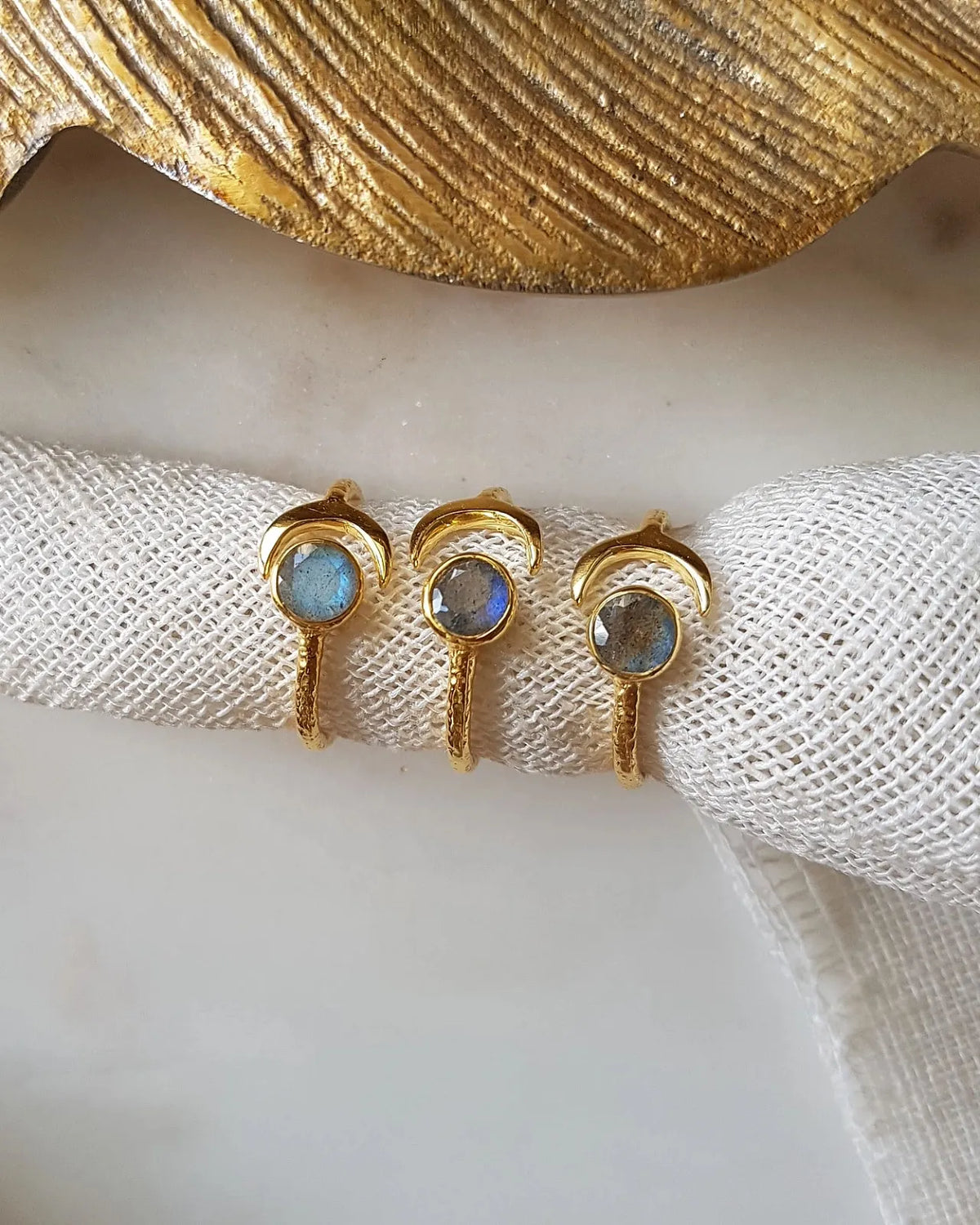 anello artigianale in ottone placcato oro 18 2 micron made in France con pietra naturale labradorite 