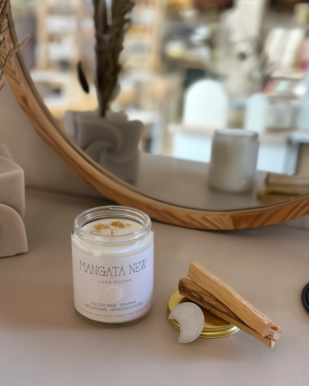 kit rituali lunari con candela profumata in cera di soia, pietra del sollievo cristallo e due bastoncini di palo santo | Roma - candela luna nuova con pietra di luna