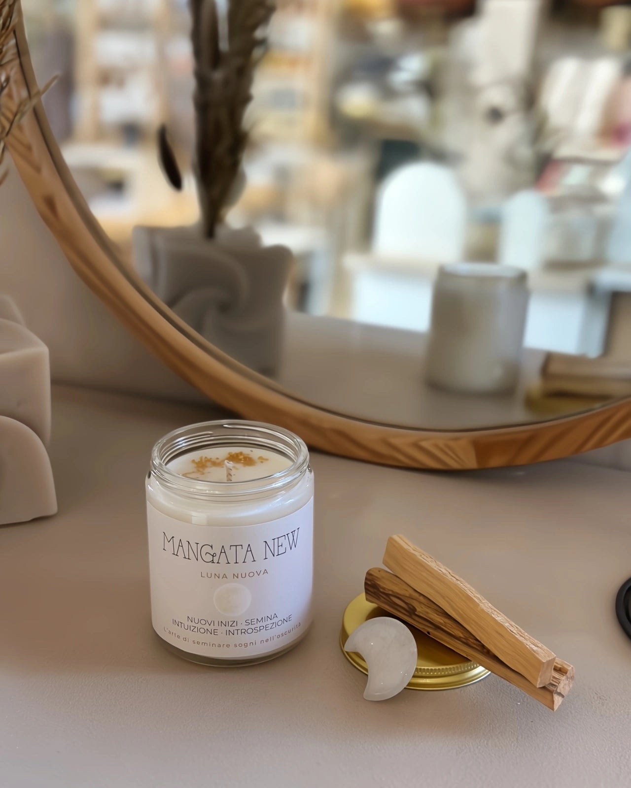 kit rituali lunari con candela profumata in cera di soia, pietra del sollievo cristallo e due bastoncini di palo santo | Roma - candela luna nuova con pietra di luna