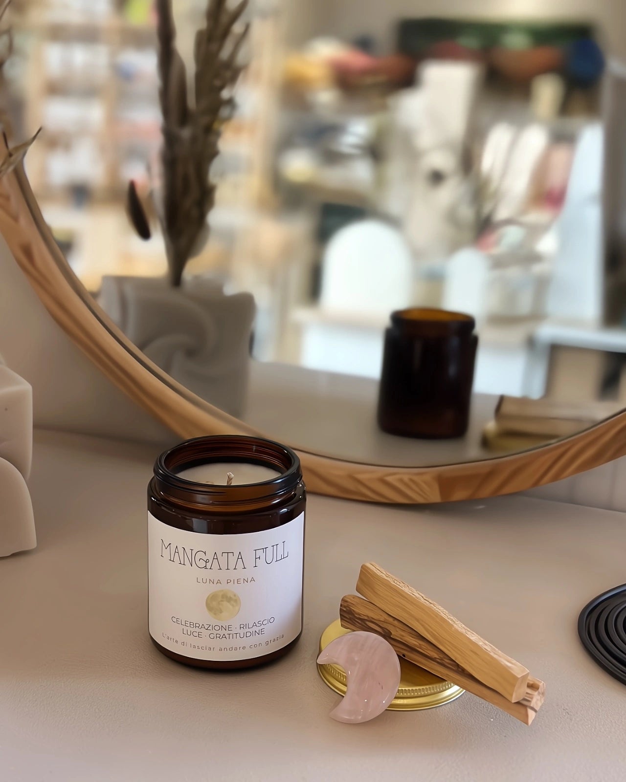 kit rituali lunari con candela profumata in cera di soia, pietra del sollievo cristallo e due bastoncini di palo santo | Roma - candela luna piena con quarzo rosa 