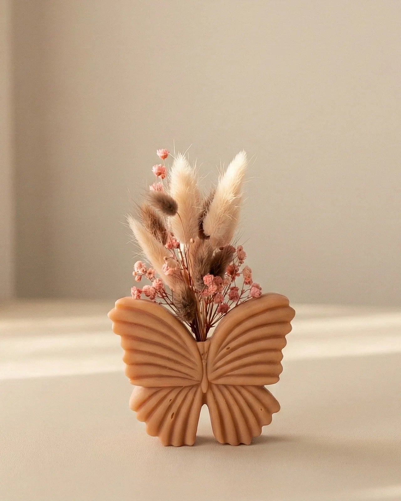 Vaso di cera a forma di farfalla con bouquet di fiori secchi e stabilizzati, creazione artigianale simbolo di rinascita color albicocca