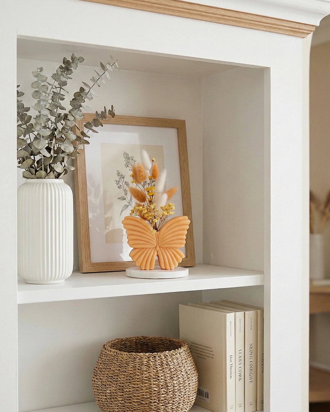 vaso di cera profumato a forma di farfalla con composizione fiori secchi e stabilizzati per un tocco bohémien in case classiche o moderne