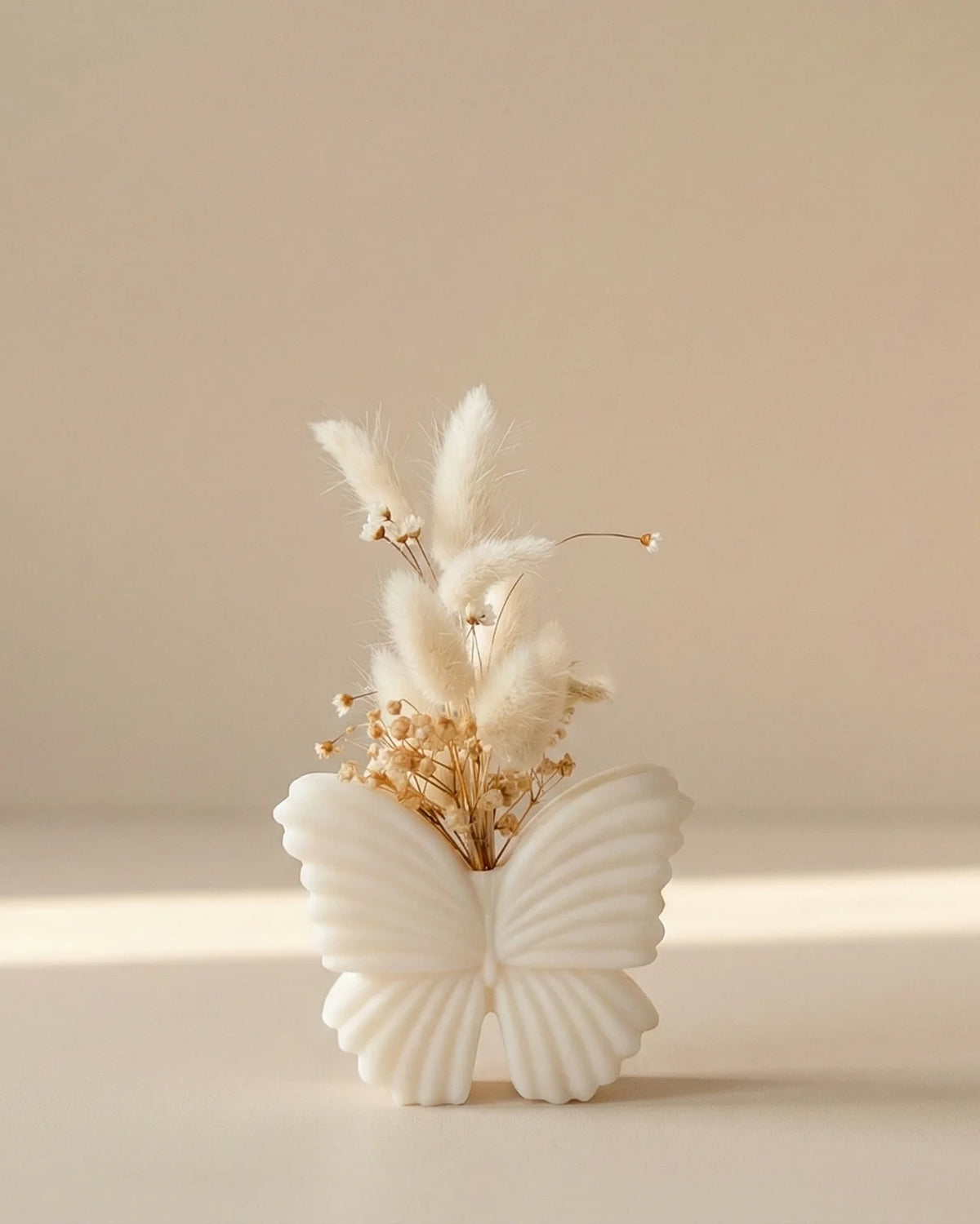 Vaso di cera a forma di farfalla con bouquet di fiori secchi e stabilizzati, creazione artigianale simbolo di rinascita color bianco latte