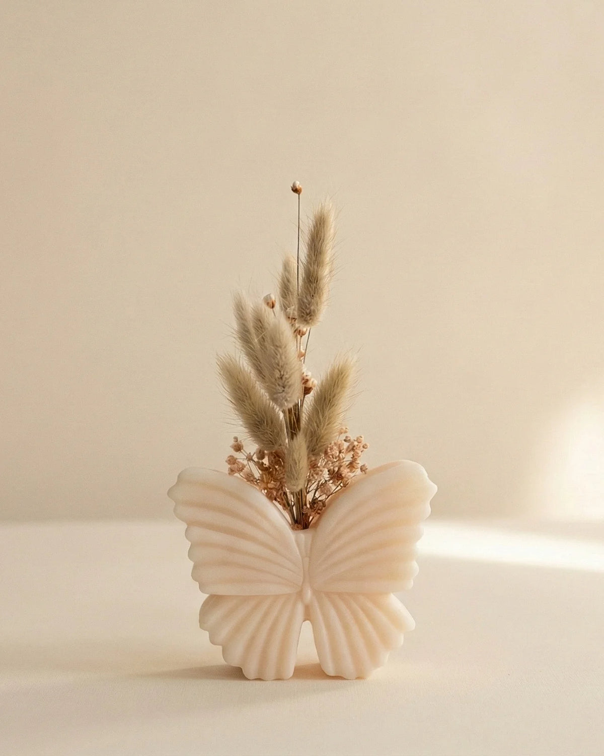 Vaso di cera a forma di farfalla con bouquet di fiori secchi e stabilizzati, creazione artigianale simbolo di rinascita color vanilla