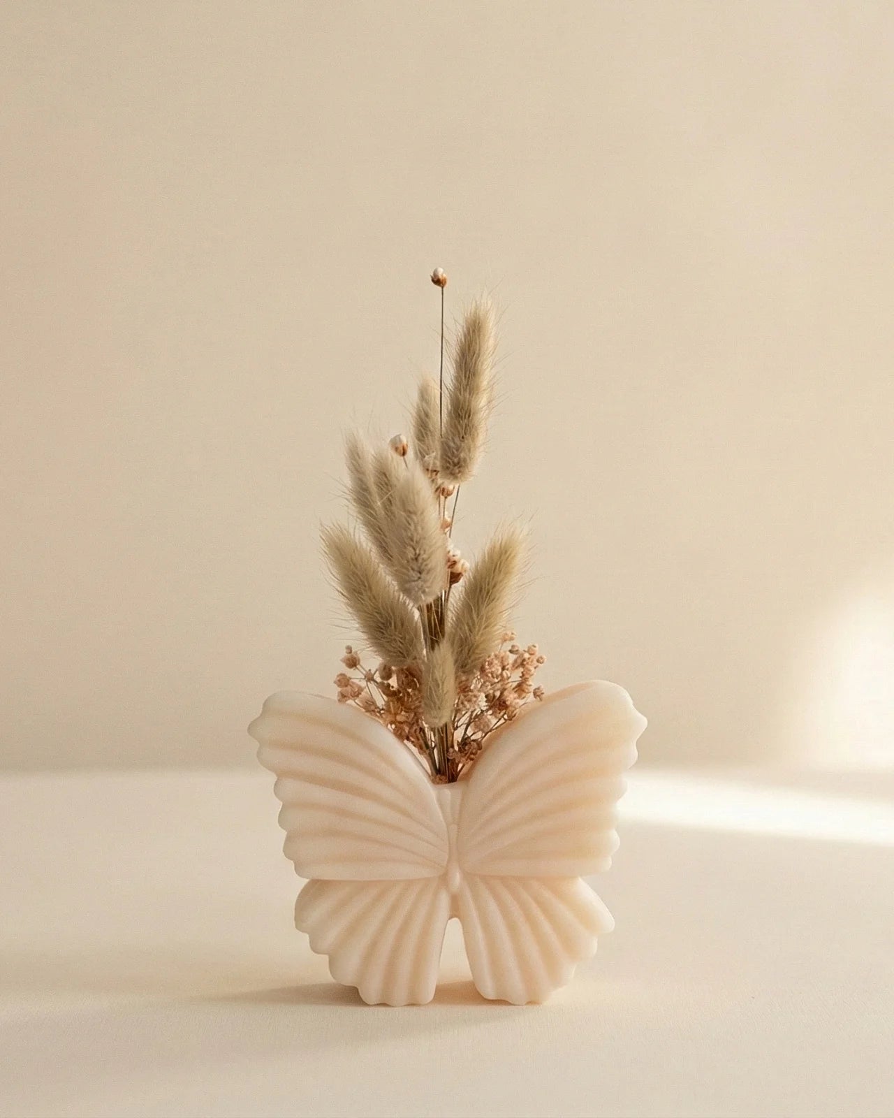 Vaso di cera a forma di farfalla con bouquet di fiori secchi e stabilizzati, creazione artigianale simbolo di rinascita color vanilla