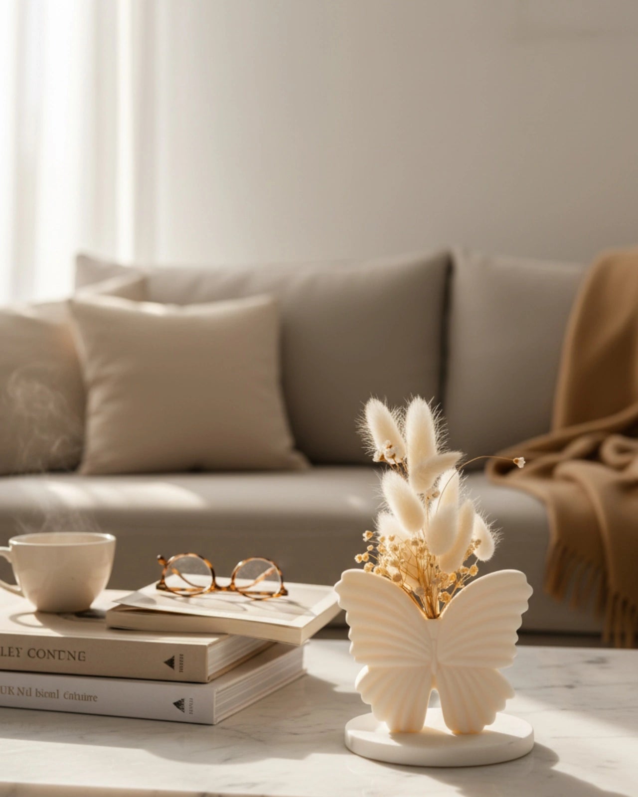 vaso di cera profumato a forma di farfalla con composizione fiori secchi e stabilizzati per un tocco bohémien in case japandi e moderne 