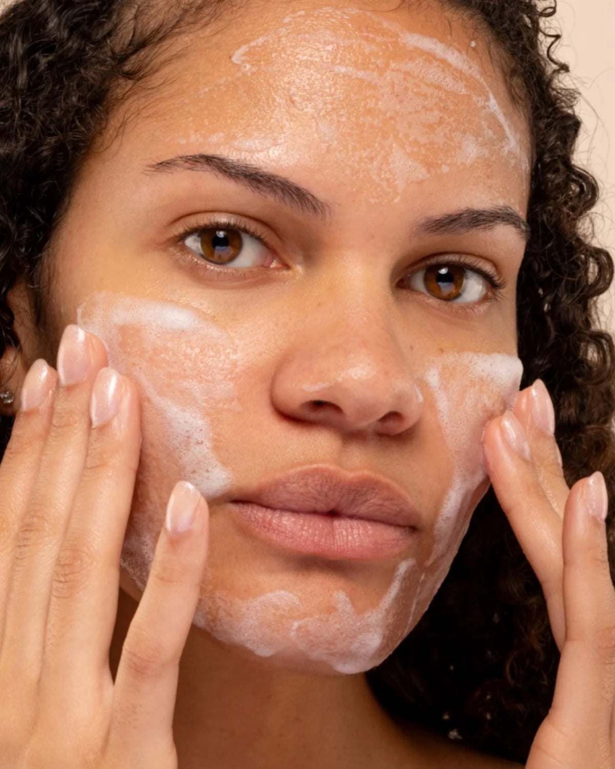 mousse detergente viso esfoliante con acido salicilico per pelle grassa o mista 