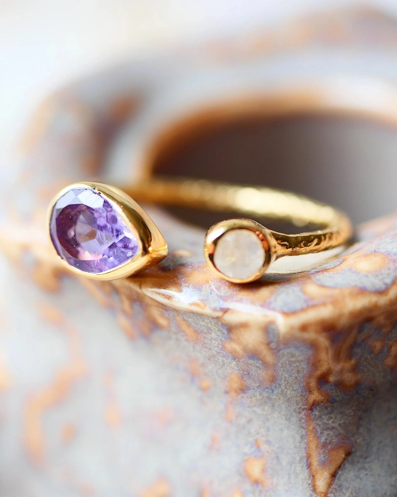 anello artigianale regolabile ottone placcato oro 18k 2 micron Made in France con pietra naturali ametista e pietra di luna arcobaleno - Roma
