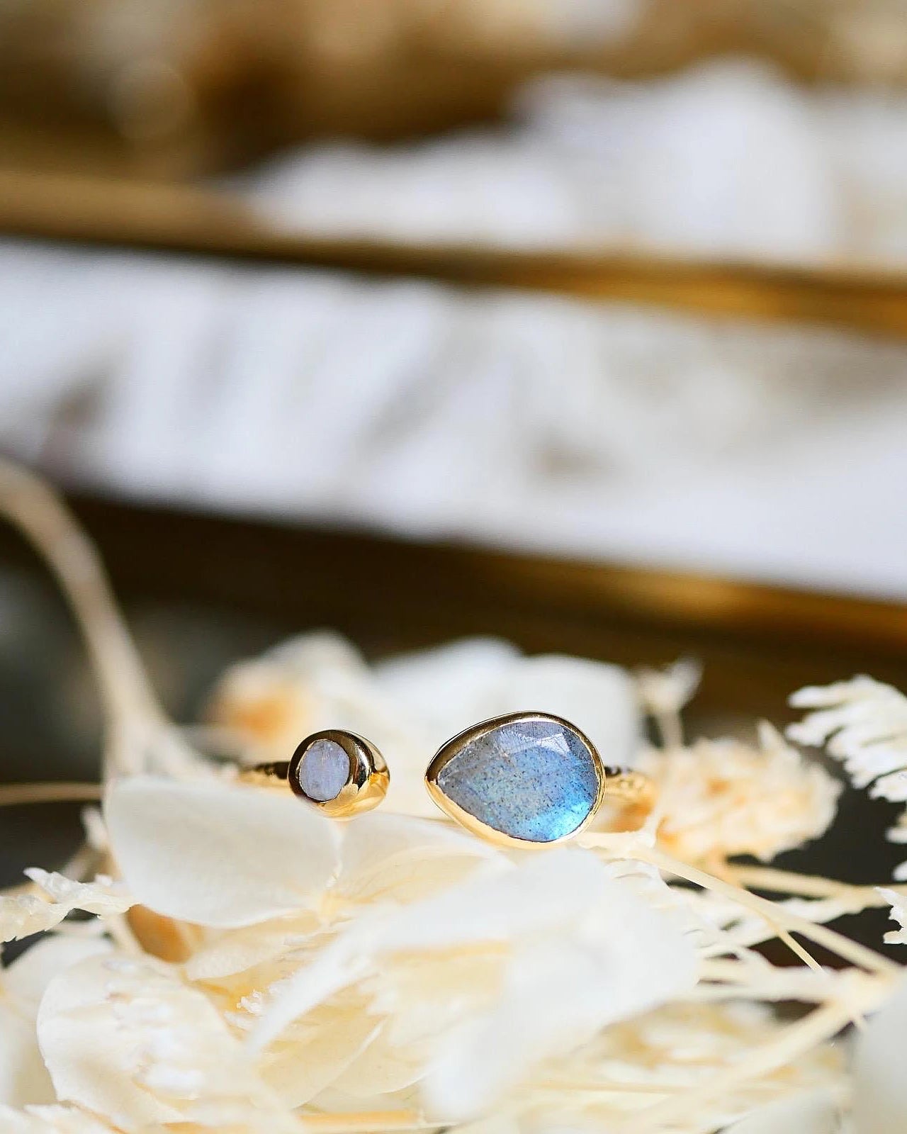 anello artigianale regolabile ottone placcato oro 18k 2 micron Made in France con pietra naturali labradorite e pietra di luna arcobaleno - roma