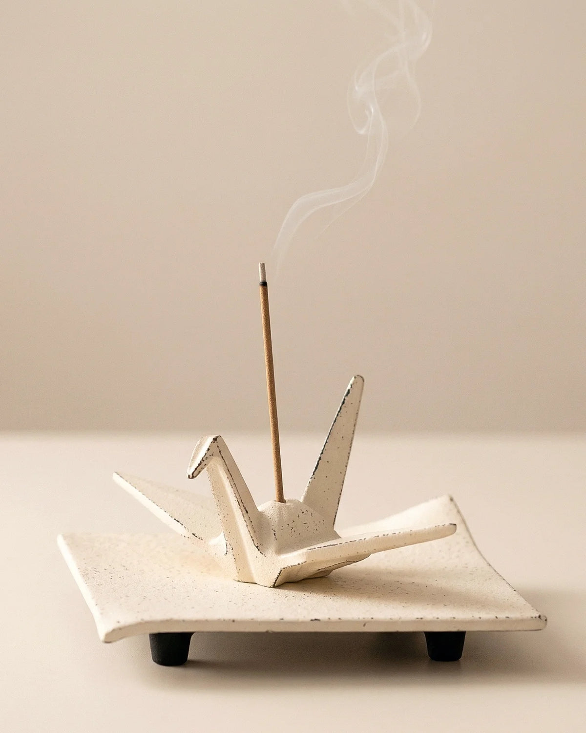 Iwachu Morioka Giappone Porta incenso gru origami in ghisa bianca Iwachu orizuru — home decor japandi minimalista