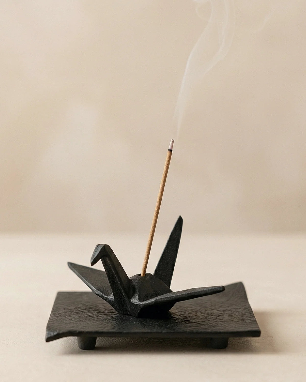Incensiere gru origami orizuru in ghisa Nanbu Tekki finitura nera — 