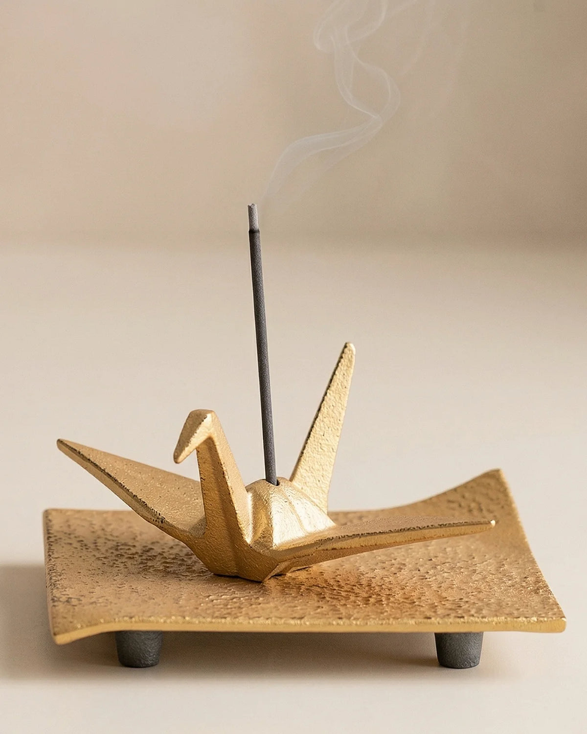Incensiere artigianale giapponese in ghisa Nanbu Tekki — gru origami orizuru dorata firmata Iwachu
