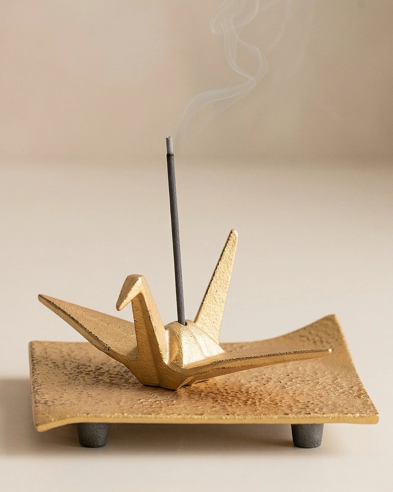 Incensiere artigianale giapponese in ghisa Nanbu Tekki — gru origami orizuru dorata firmata Iwachu
