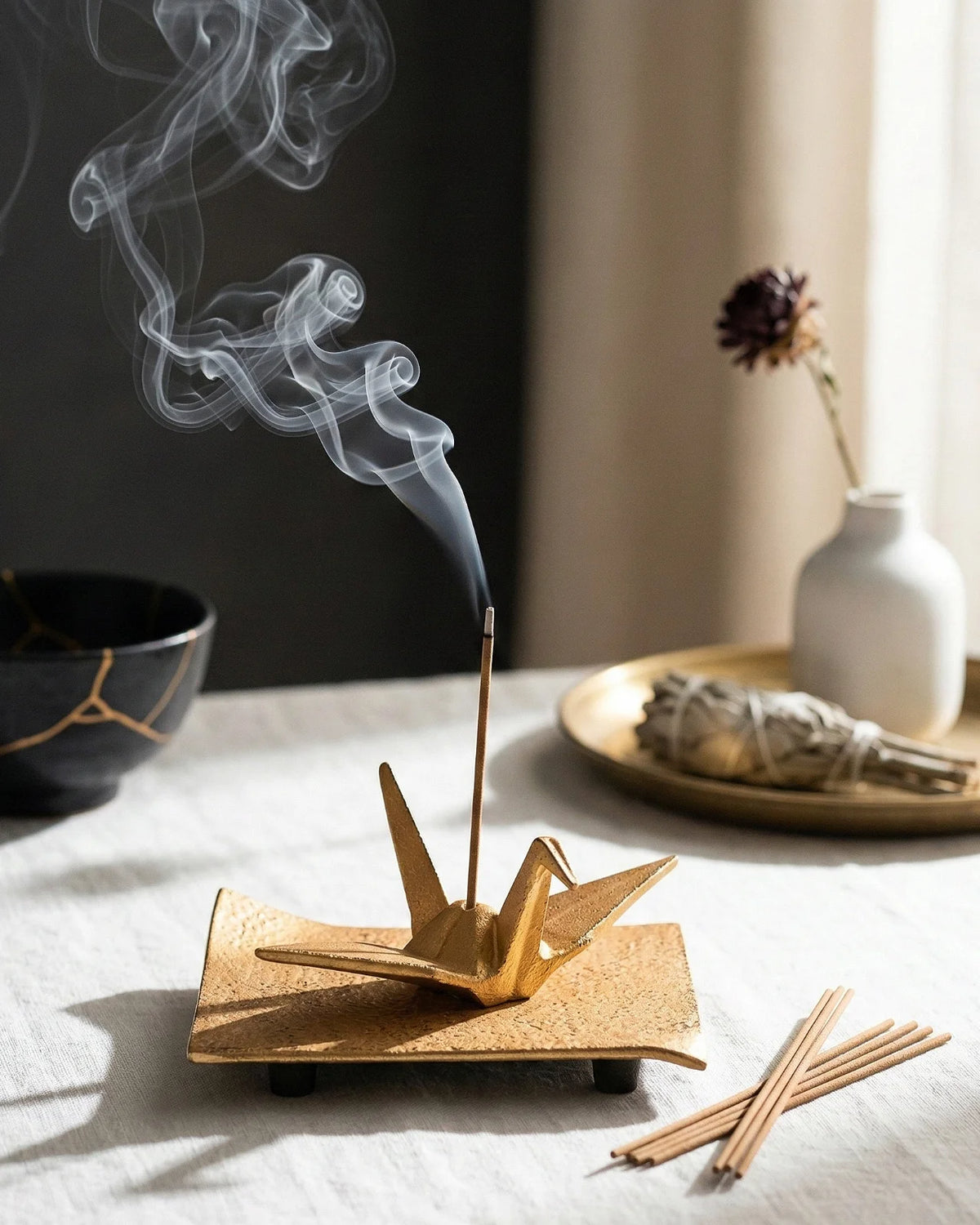 Incensiere artigianale giapponese in ghisa Nanbu Tekki — gru origami orizuru dorata firmata Iwachu
